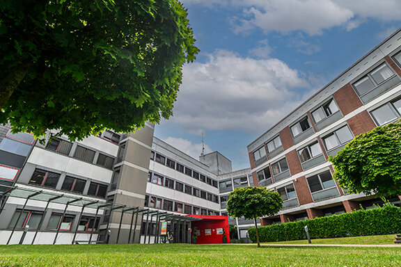 Weitwinkelbild des Eingangs des St.-Clemens-Hospitals bei schönem Wetter. 
